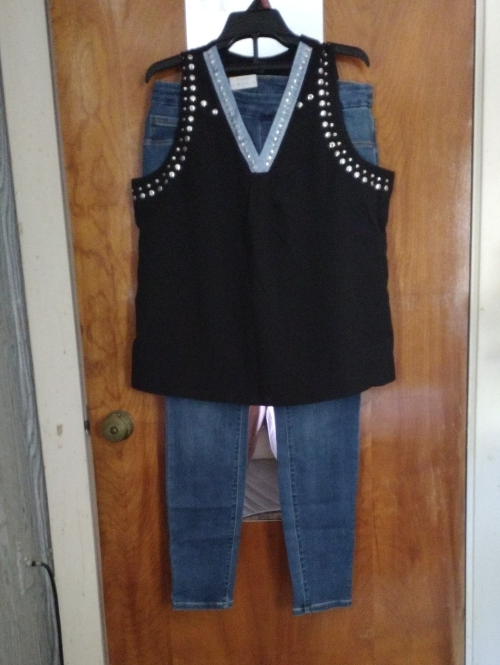 Black Stud-Trim V-Neck Tand And Women's Jeans Outfit 2pc Set